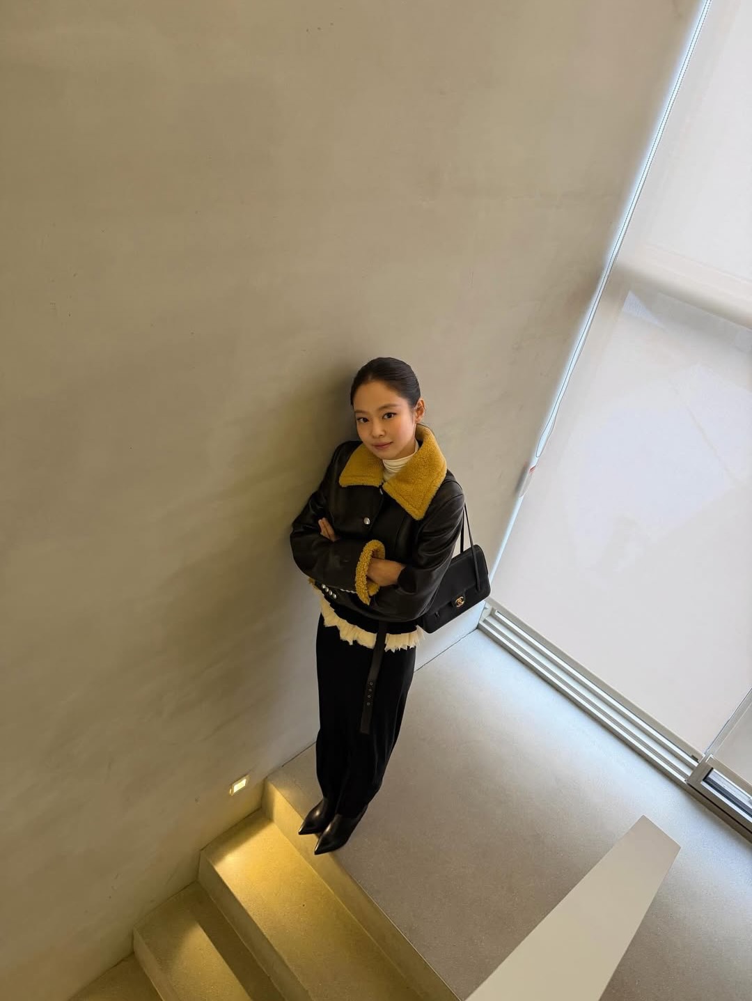 제니, 생일 맞아 첫 사진전 'J2NNI5' 개최 — Look 7