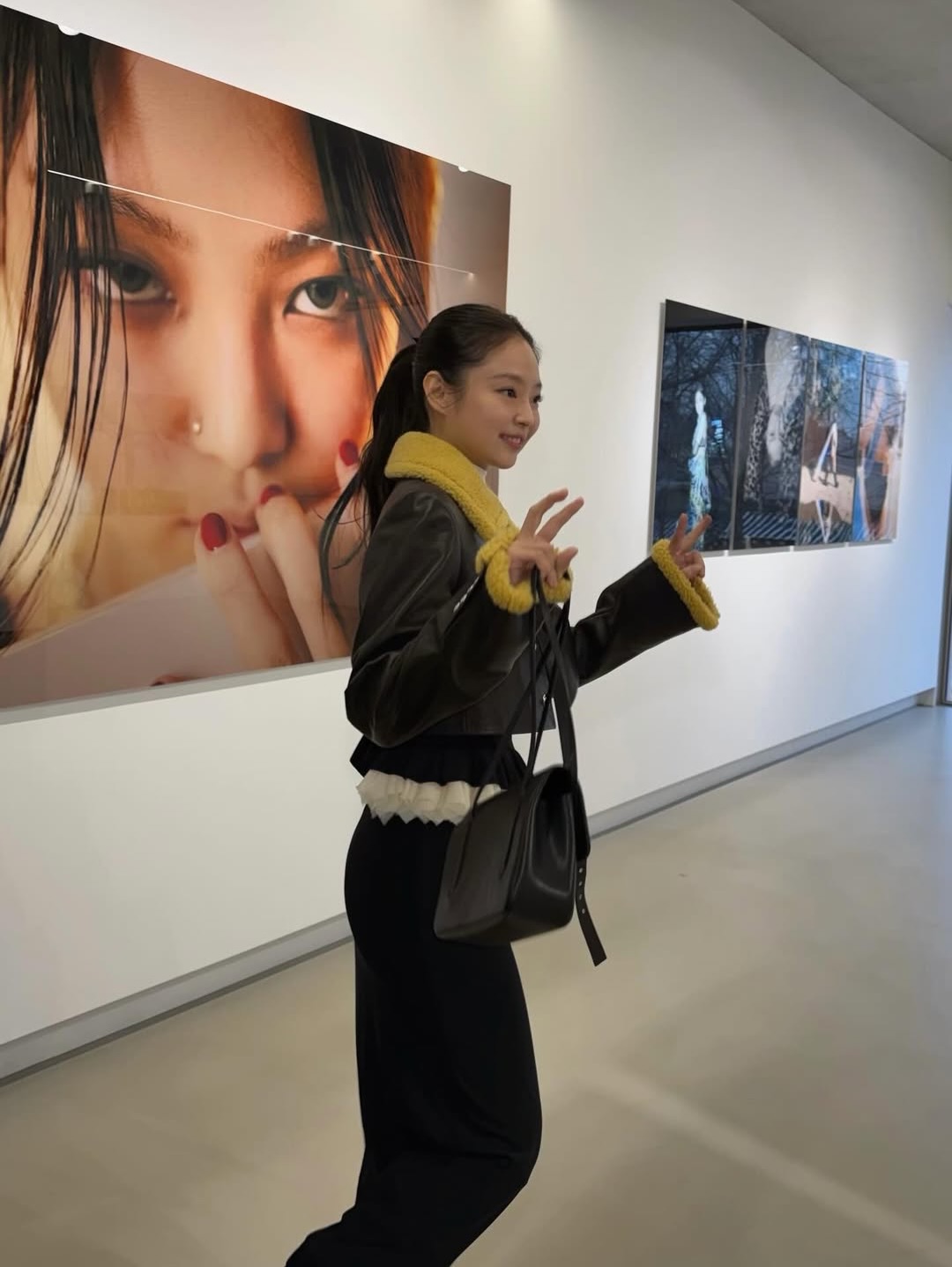 제니, 생일 맞아 첫 사진전 'J2NNI5' 개최 — Look 8