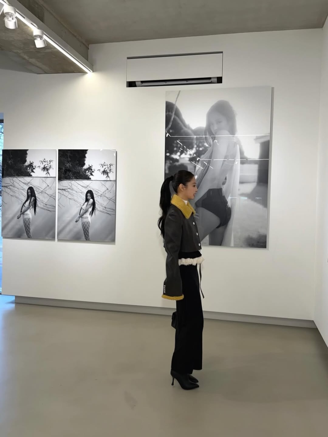 제니, 생일 맞아 첫 사진전 'J2NNI5' 개최 — Look 9