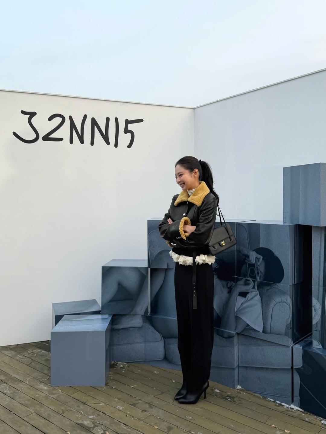 제니, 생일 맞아 첫 사진전 'J2NNI5' 개최 — Look 10