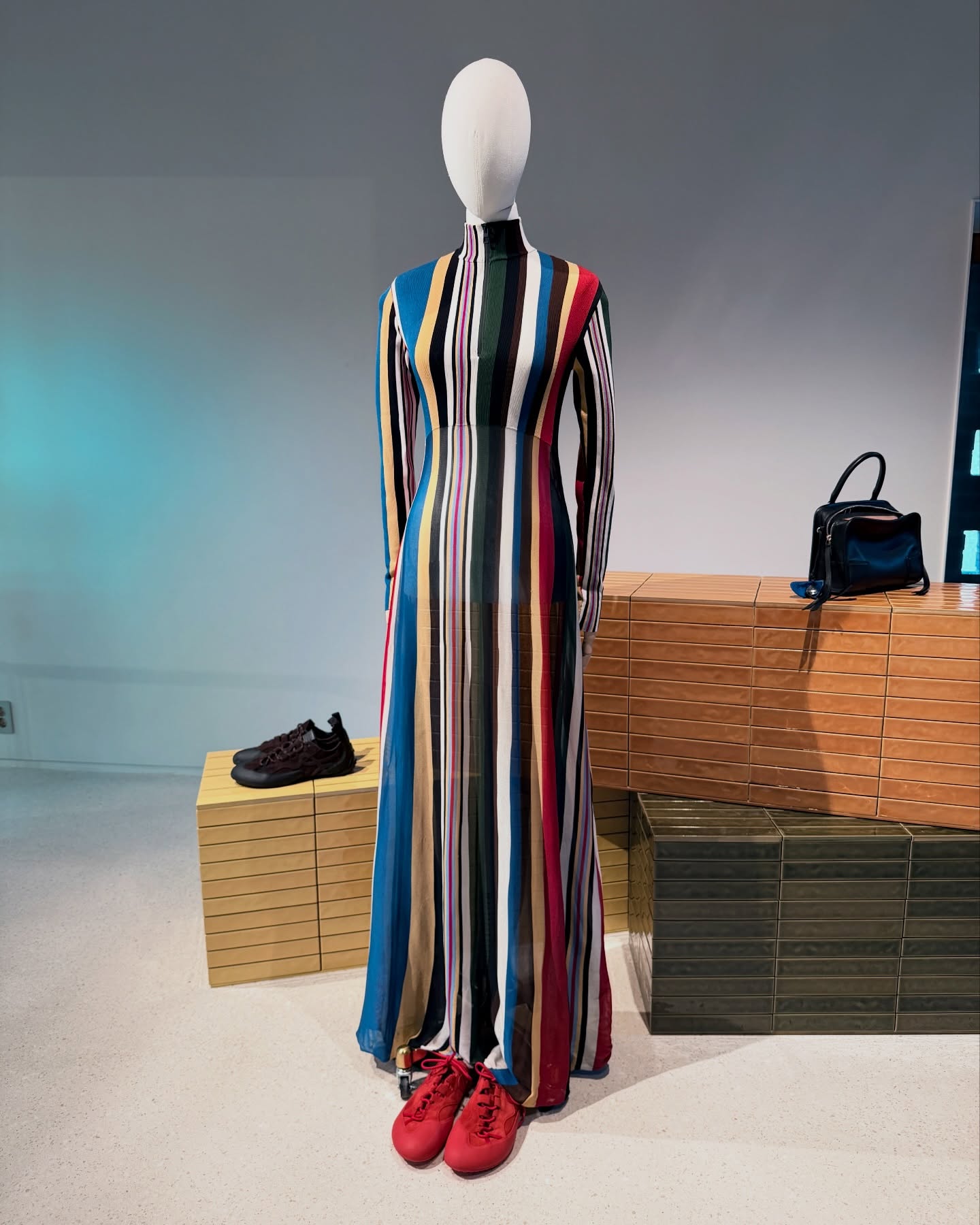 로에베, 새로운 크리에이티브 듀오가 선보인 2026 봄여름 컬렉션 — Look 8