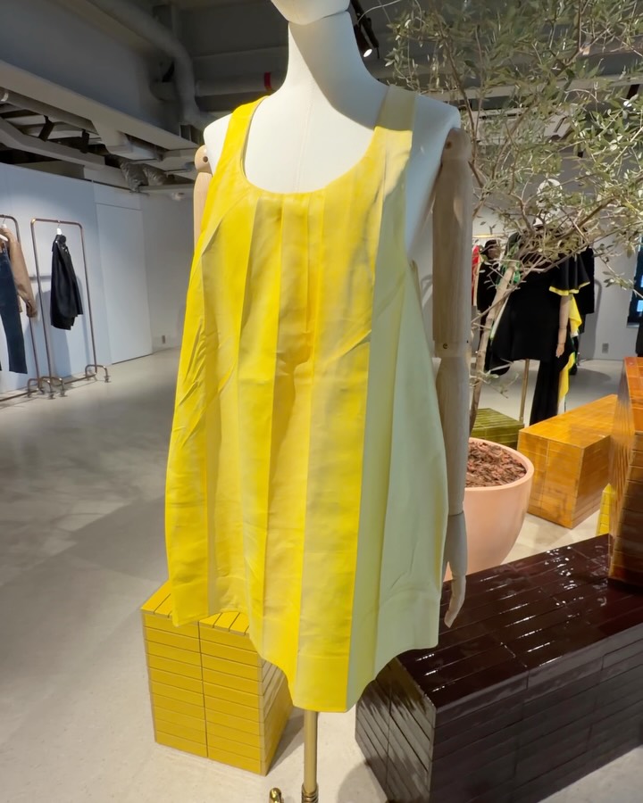 로에베, 새로운 크리에이티브 듀오가 선보인 2026 봄여름 컬렉션 — Look 9