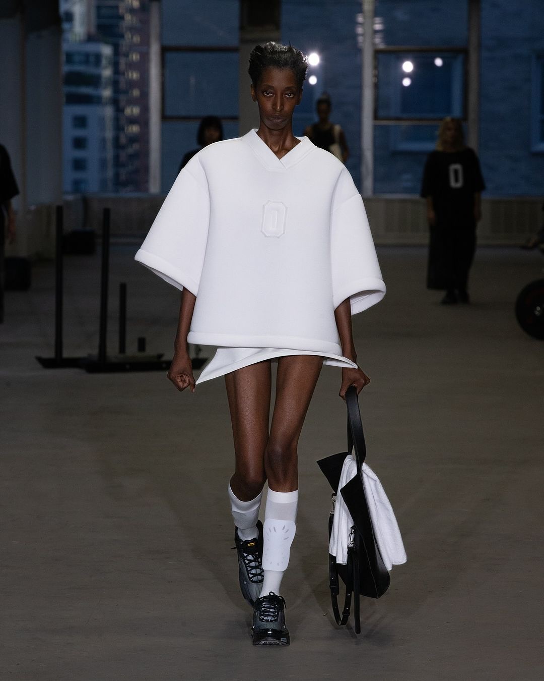 멜리타 바우마이스터, 고딕과 스포츠웨어의 경계를 허물다 — Look 5