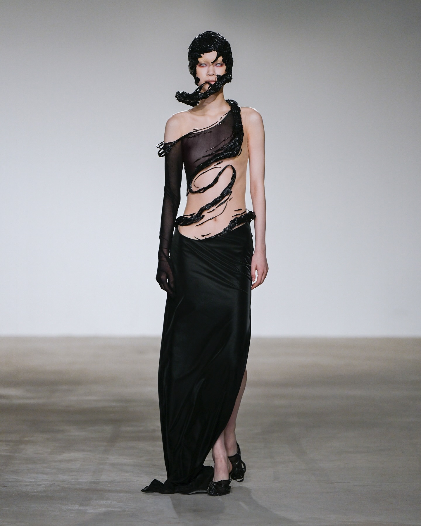 상하이 브랜드 weiraen, 현실과 환상 사이를 유영하다 — Look 2