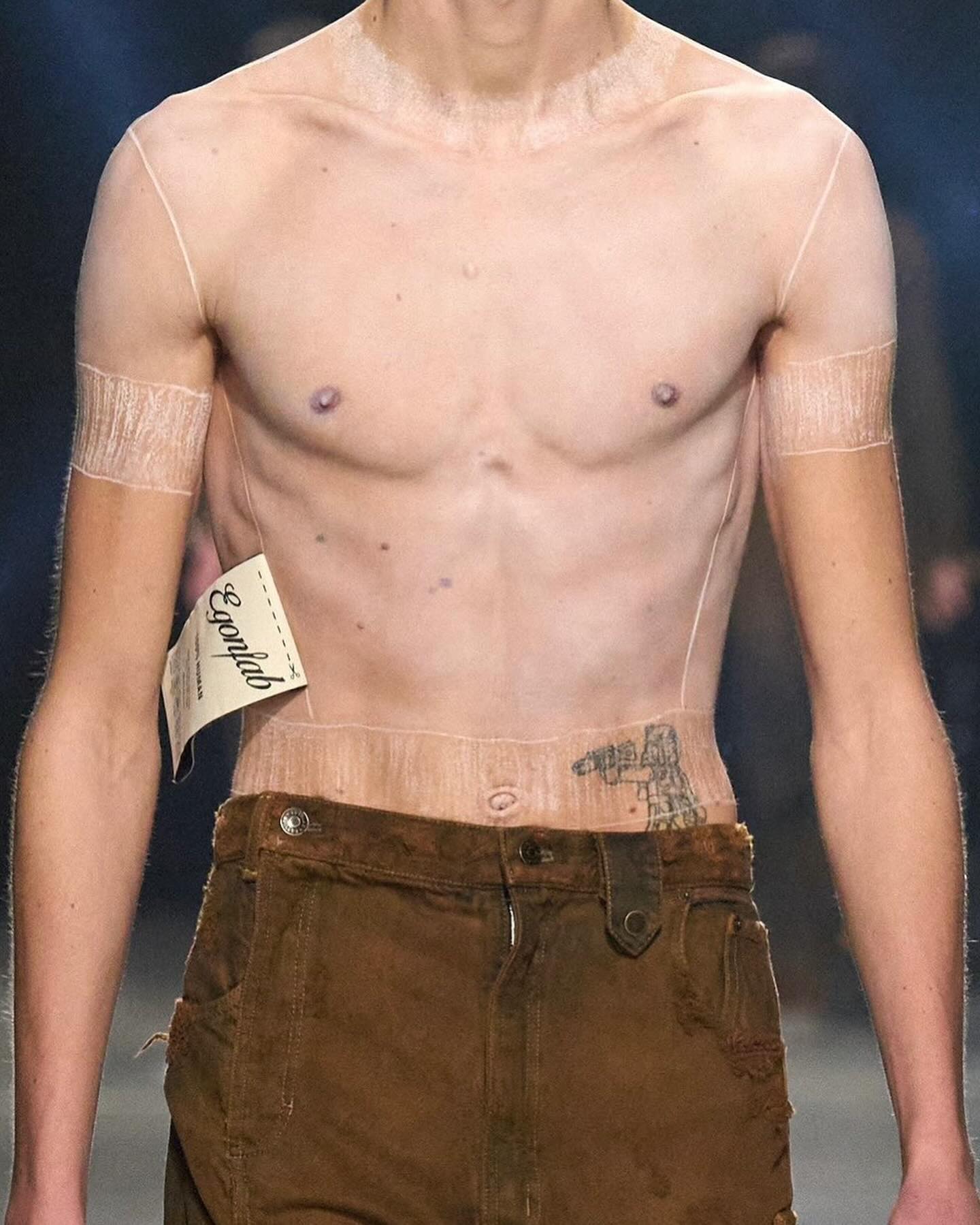에곤 랩, 보이지 않는 셔츠로 파리를 사로잡다 — Look 2