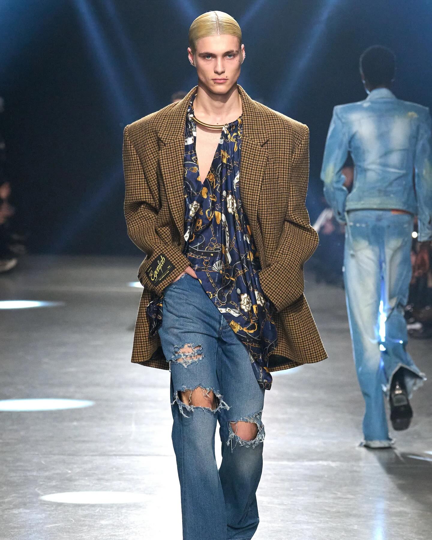에곤 랩, 보이지 않는 셔츠로 파리를 사로잡다 — Look 5