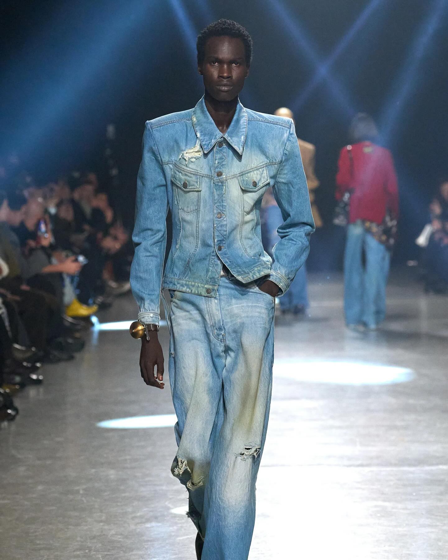에곤 랩, 보이지 않는 셔츠로 파리를 사로잡다 — Look 6