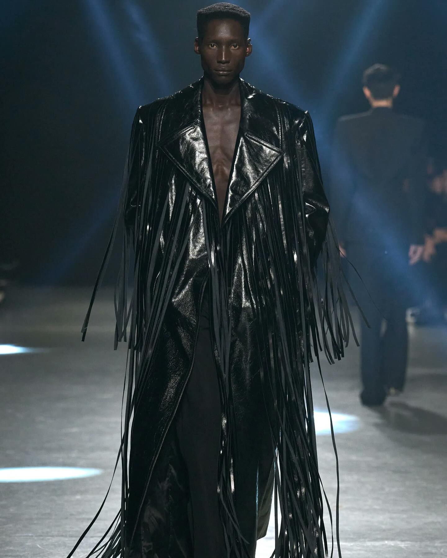 에곤 랩, 보이지 않는 셔츠로 파리를 사로잡다 — Look 7