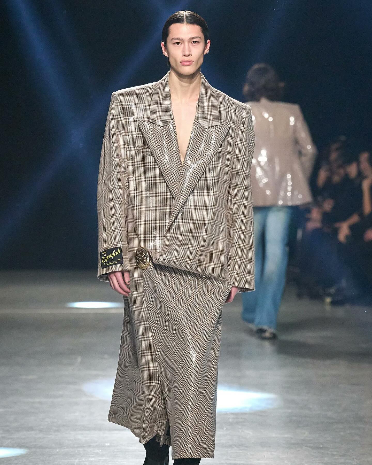 에곤 랩, 보이지 않는 셔츠로 파리를 사로잡다 — Look 8