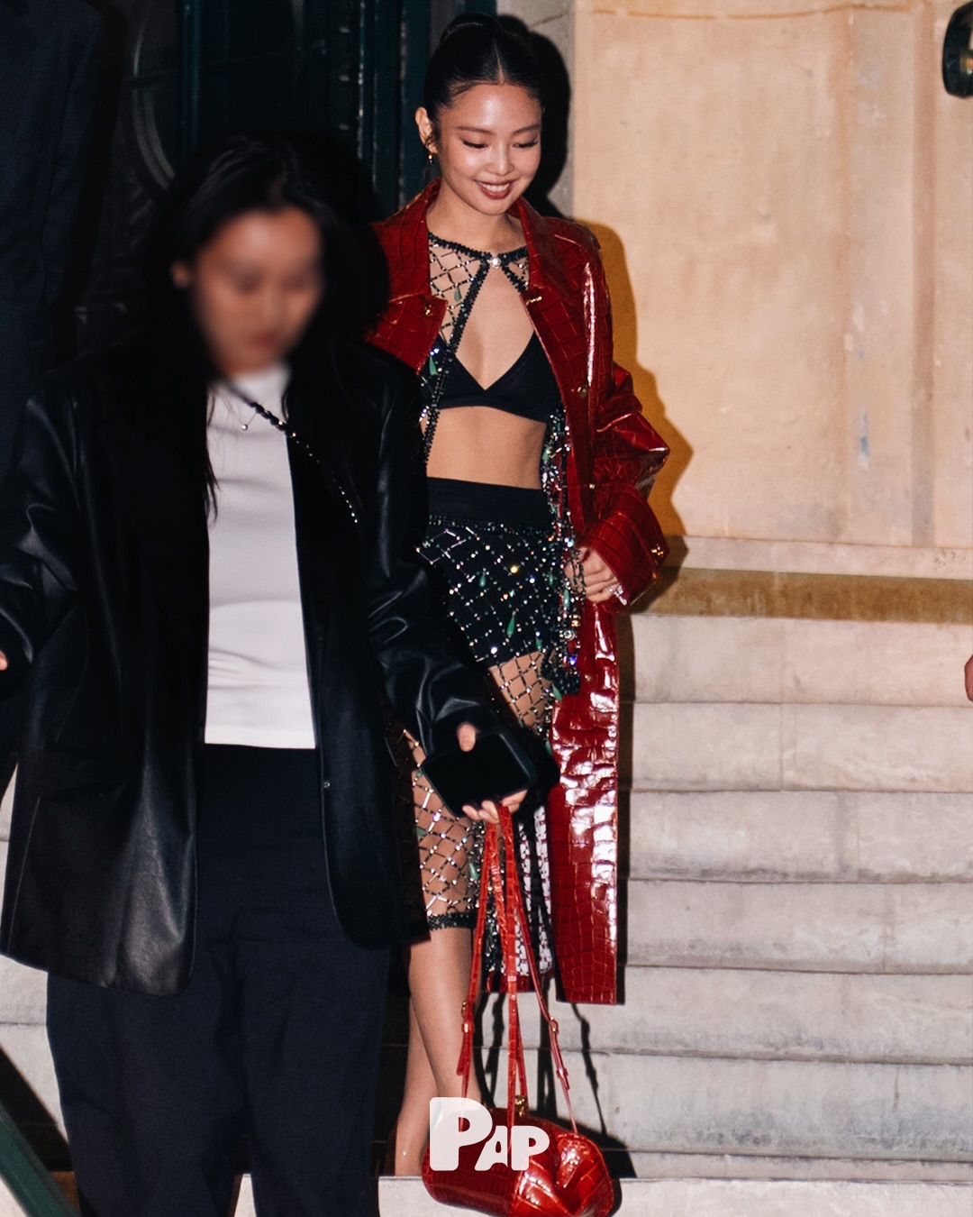 제니, 샤넬 쇼 마치고 레드 코트로 시선 집중 — Look 2