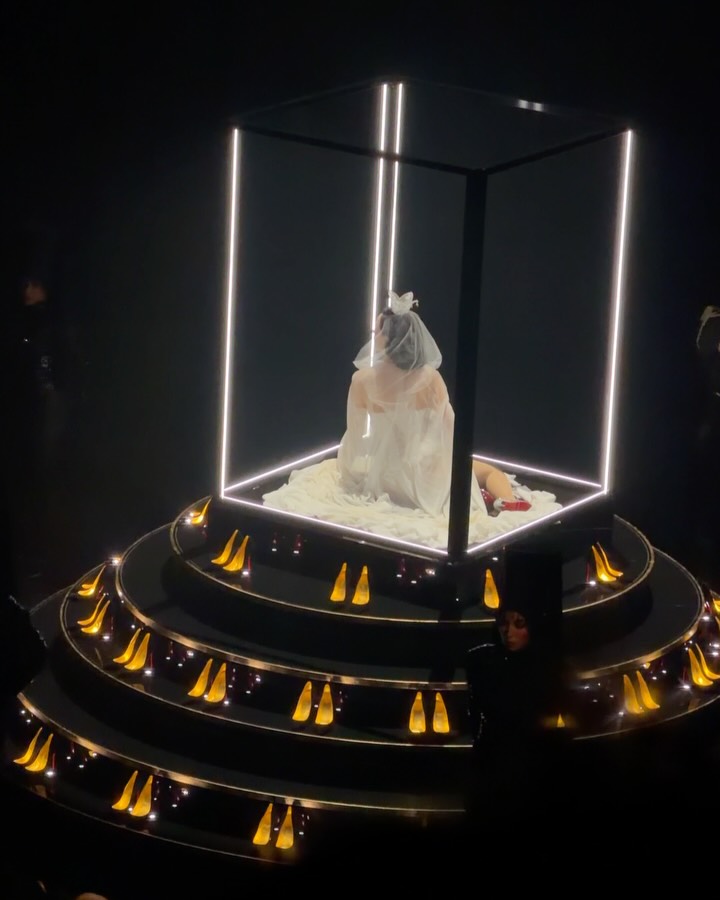 백설공주에겐 왕자가 필요 없다 — christian louboutin, Look 2