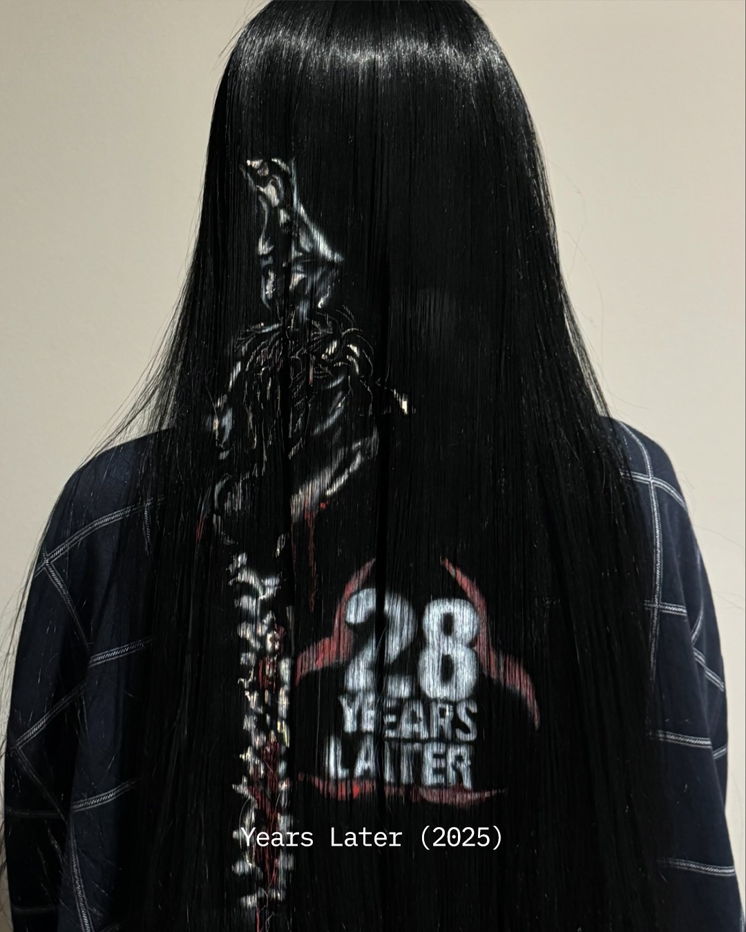 공포 영화를 머리 위에 그리는 헤어 아티스트 — Look 5