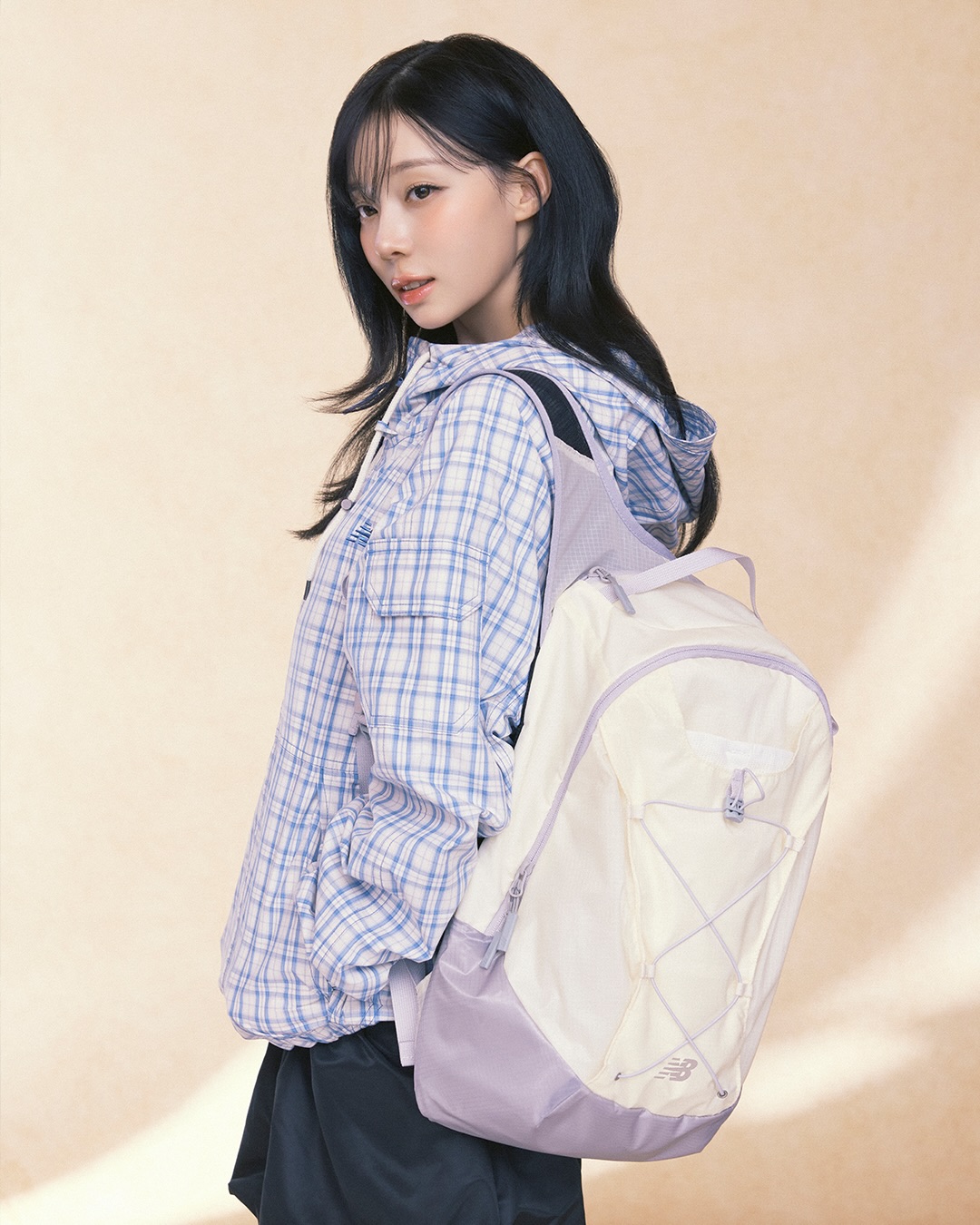 윈터, 뉴발란스 '노본 백팩'과 함께한 트레일 무드 화보 공개 — Look 3