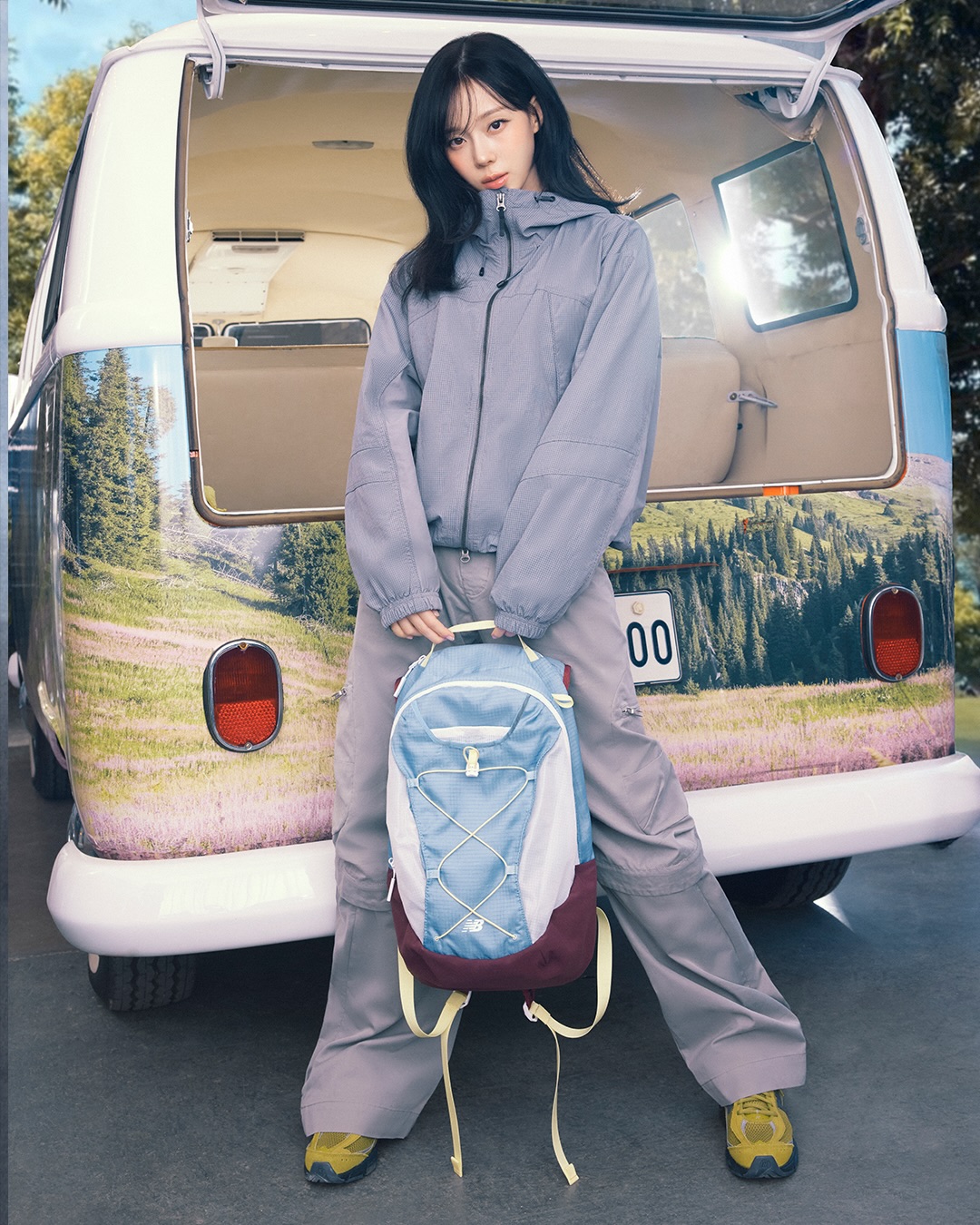 윈터, 뉴발란스 '노본 백팩'과 함께한 트레일 무드 화보 공개 — Look 4