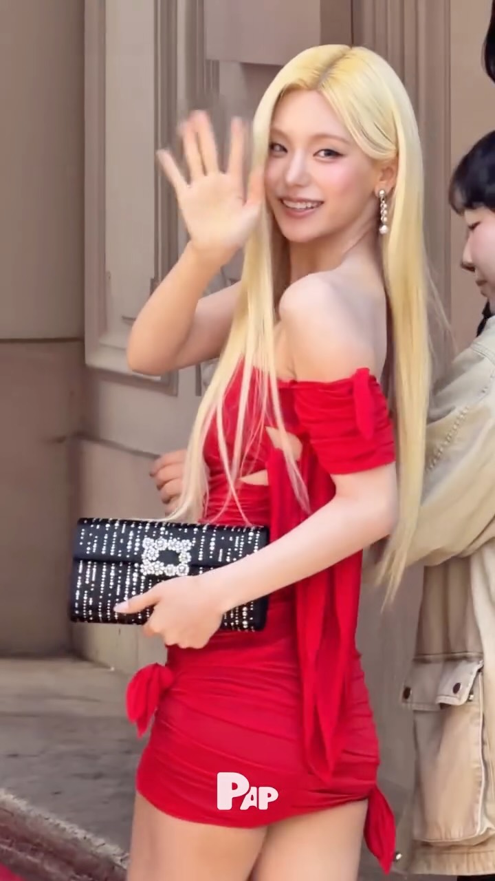 예지, 로저 비비에 FW26 쇼에서 빛난 시크한 매력 — Cover