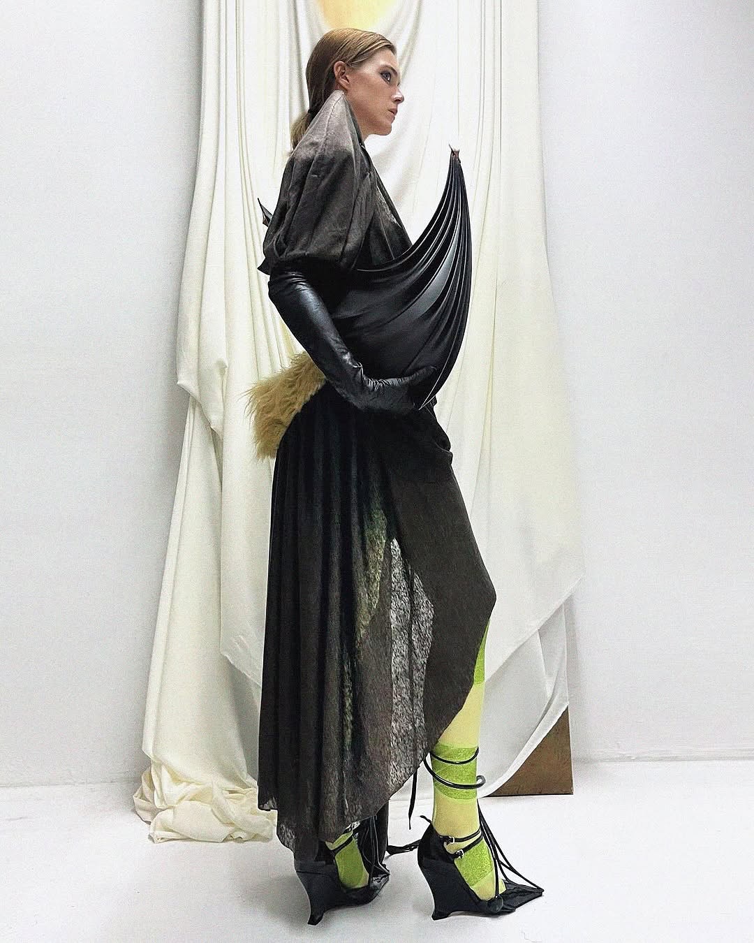 고딕과 미래, 그 사이의 비밀 성 — Look 2