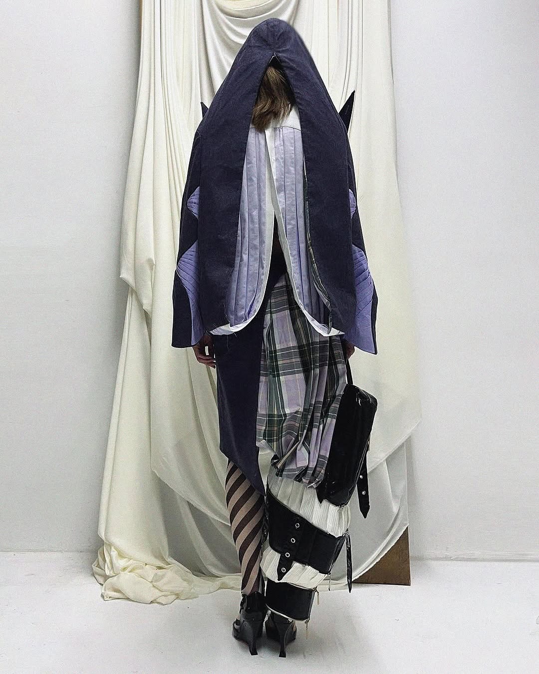 고딕과 미래, 그 사이의 비밀 성 — Look 3