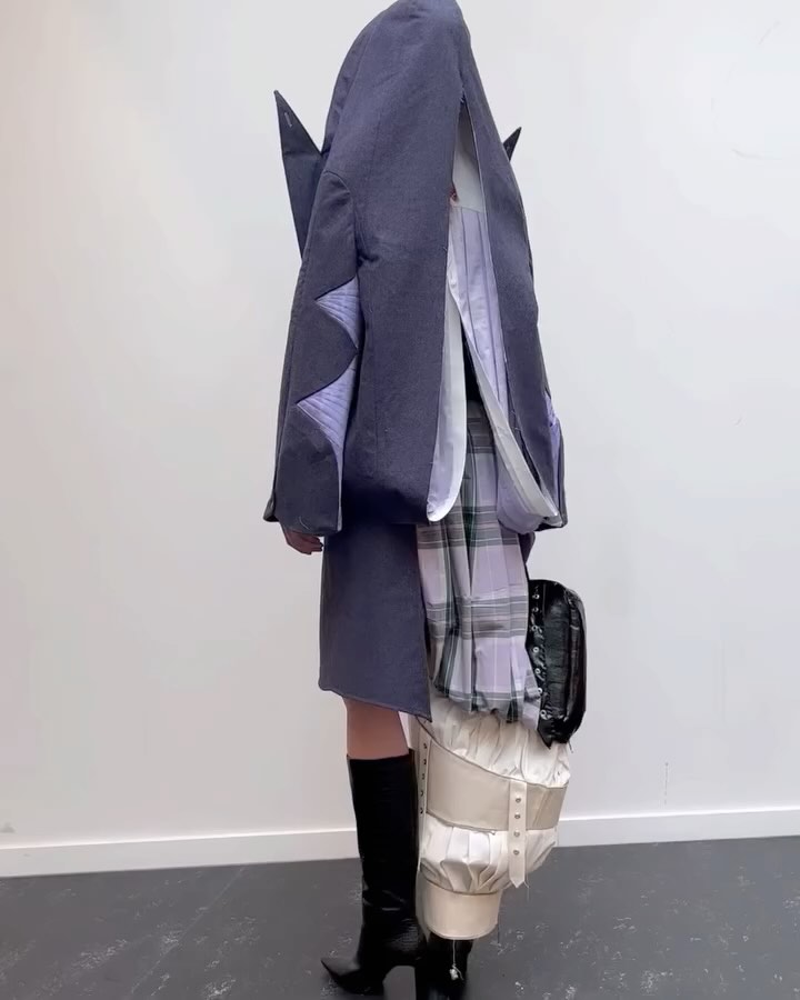 고딕과 미래, 그 사이의 비밀 성 — Look 4