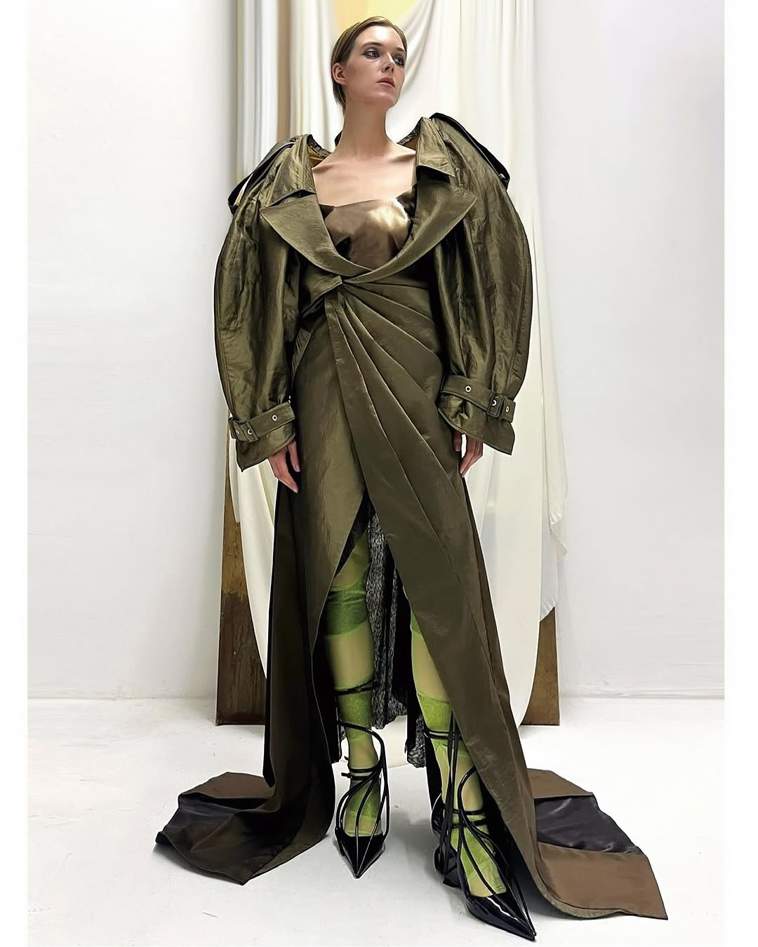 고딕과 미래, 그 사이의 비밀 성 — Look 8