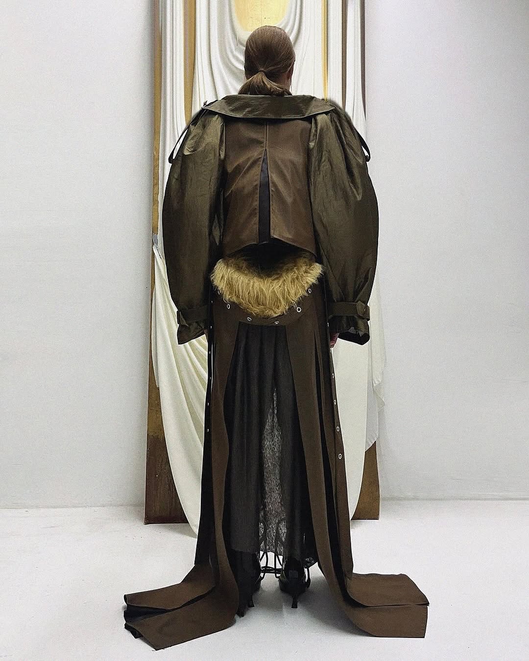 고딕과 미래, 그 사이의 비밀 성 — Look 9