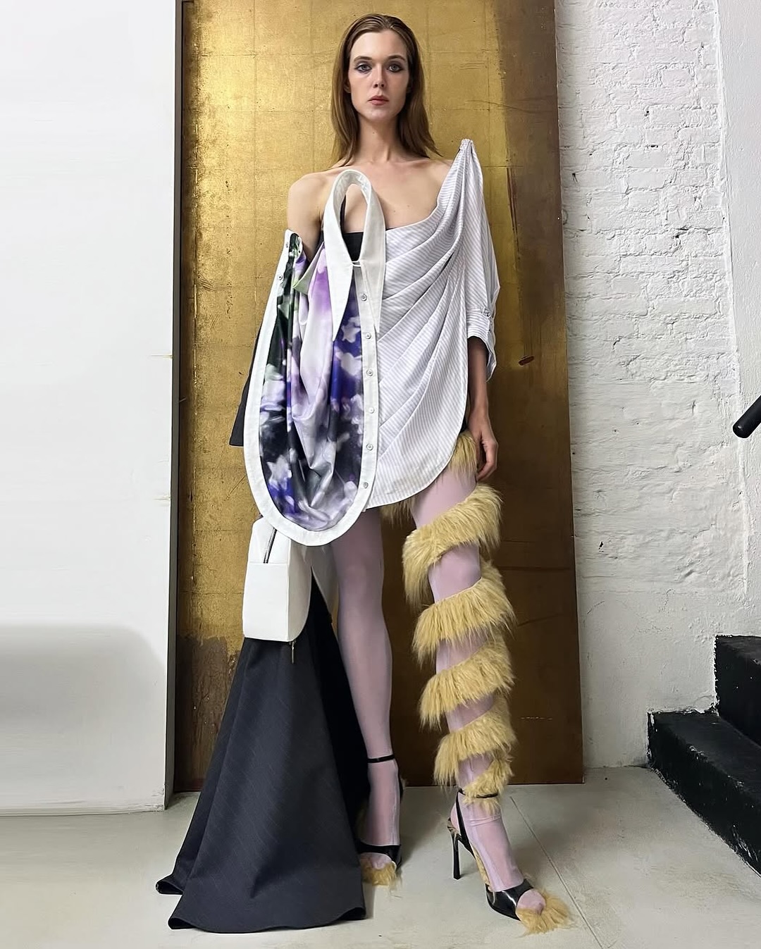 고딕과 미래, 그 사이의 비밀 성 — Look 10