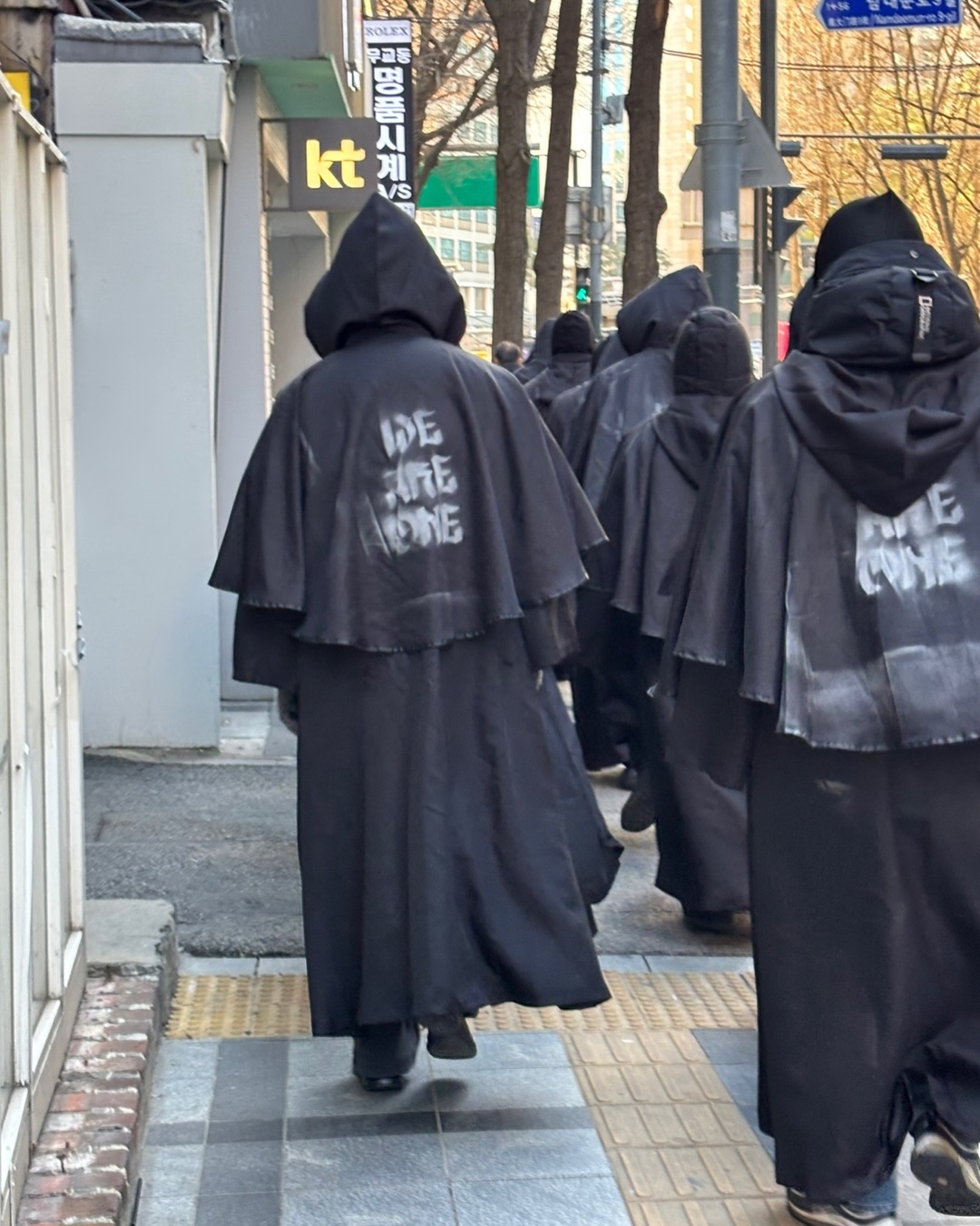 EXO, 서울 거리를 점령한 검은 군단의 정체 — Look 4