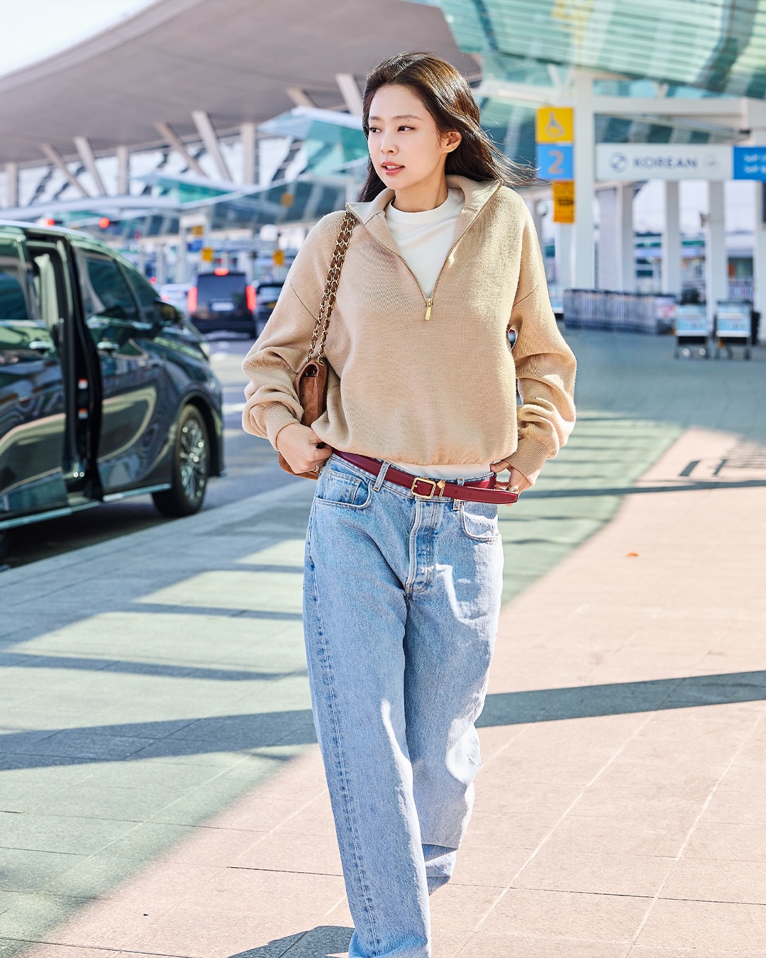 제니, 샤넬 하프 집업 풀오버로 완성한 파리행 공항 패션 — Look 2