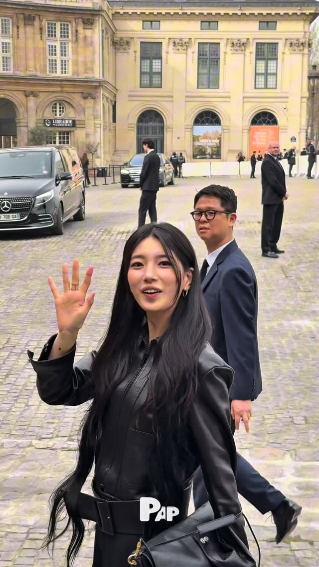 수지, 셀린느 파리 패션위크서 '워킹만으로 플러팅' 완성 — Cover