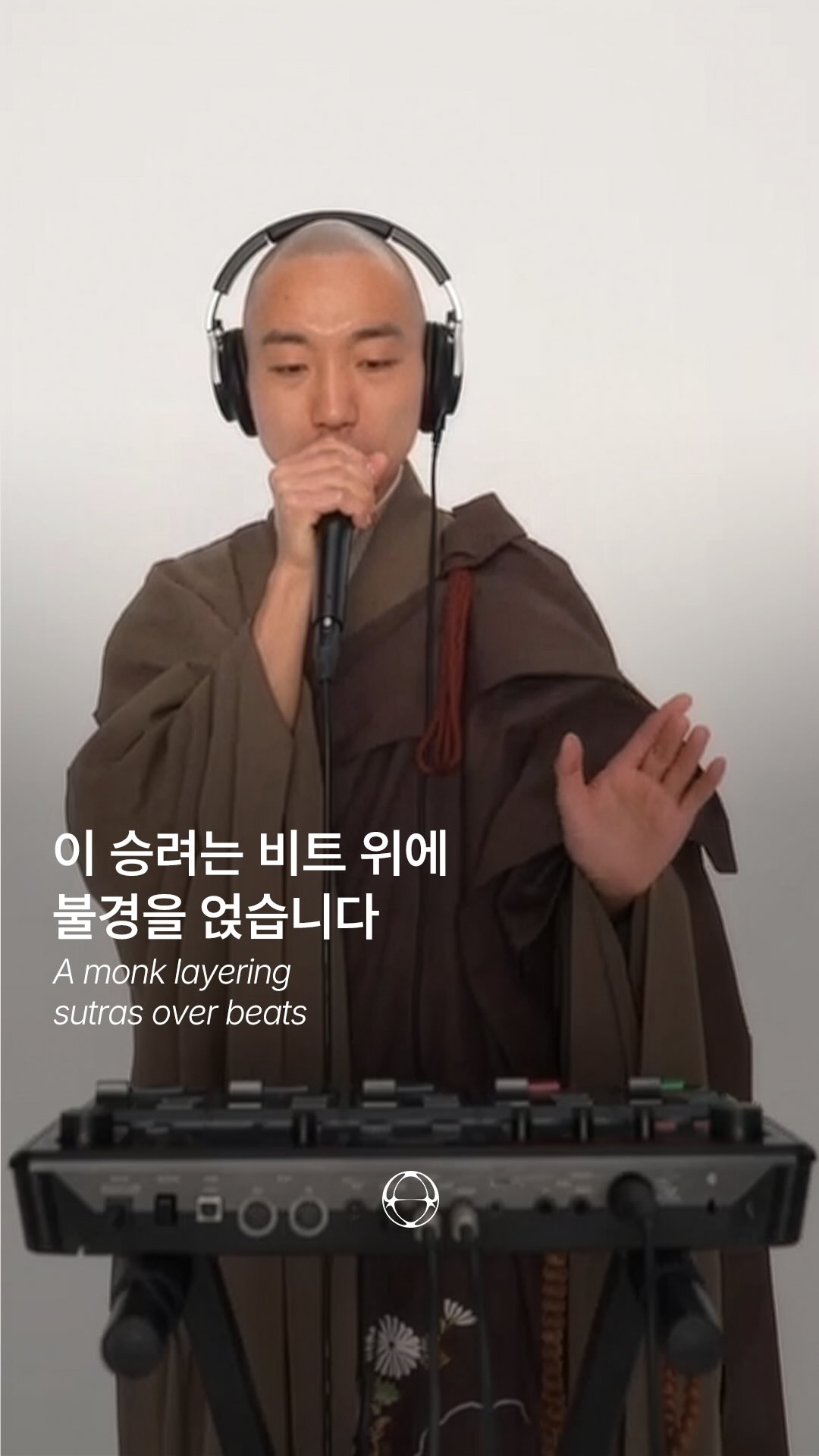비트 위에 불경을 얹는 승려, 아카사카 요게츠 — Cover