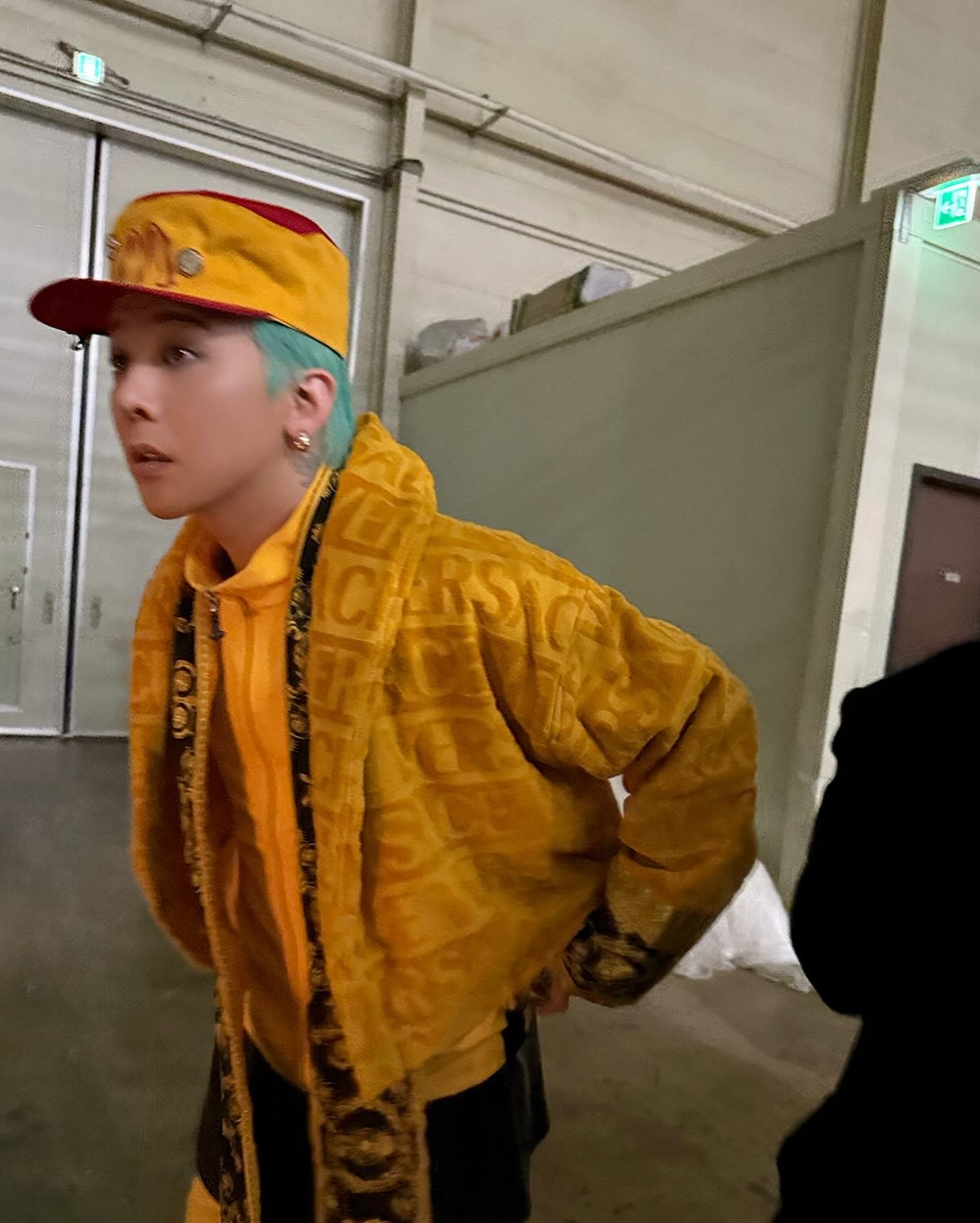 빅맥 위에 데이지가 피려나 보다 — g-dragon, Look 3