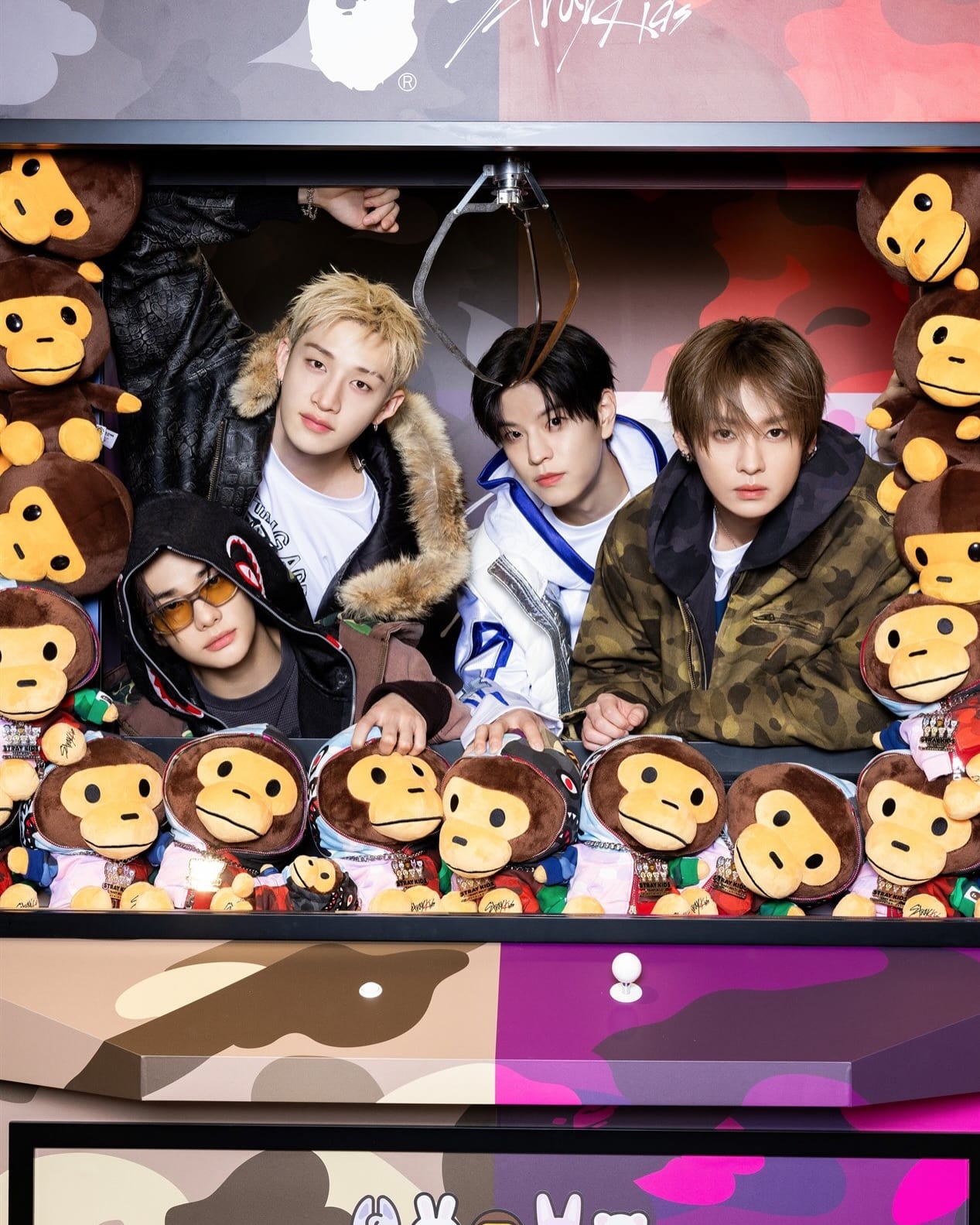 스트레이 키즈가 베이비 마일로 인형을 들었다 — stray kids, Look 2