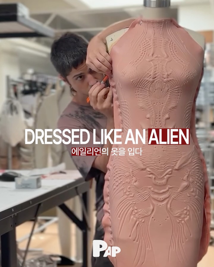 애셔 레빈, 실리콘 스킨 드레스로 완성한 외계 진화 — Cover
