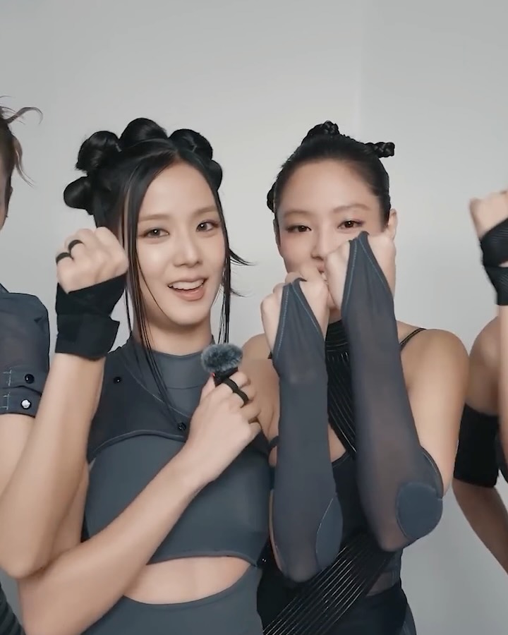기념일은 왔는데, 기념은 없었다 — Look 2