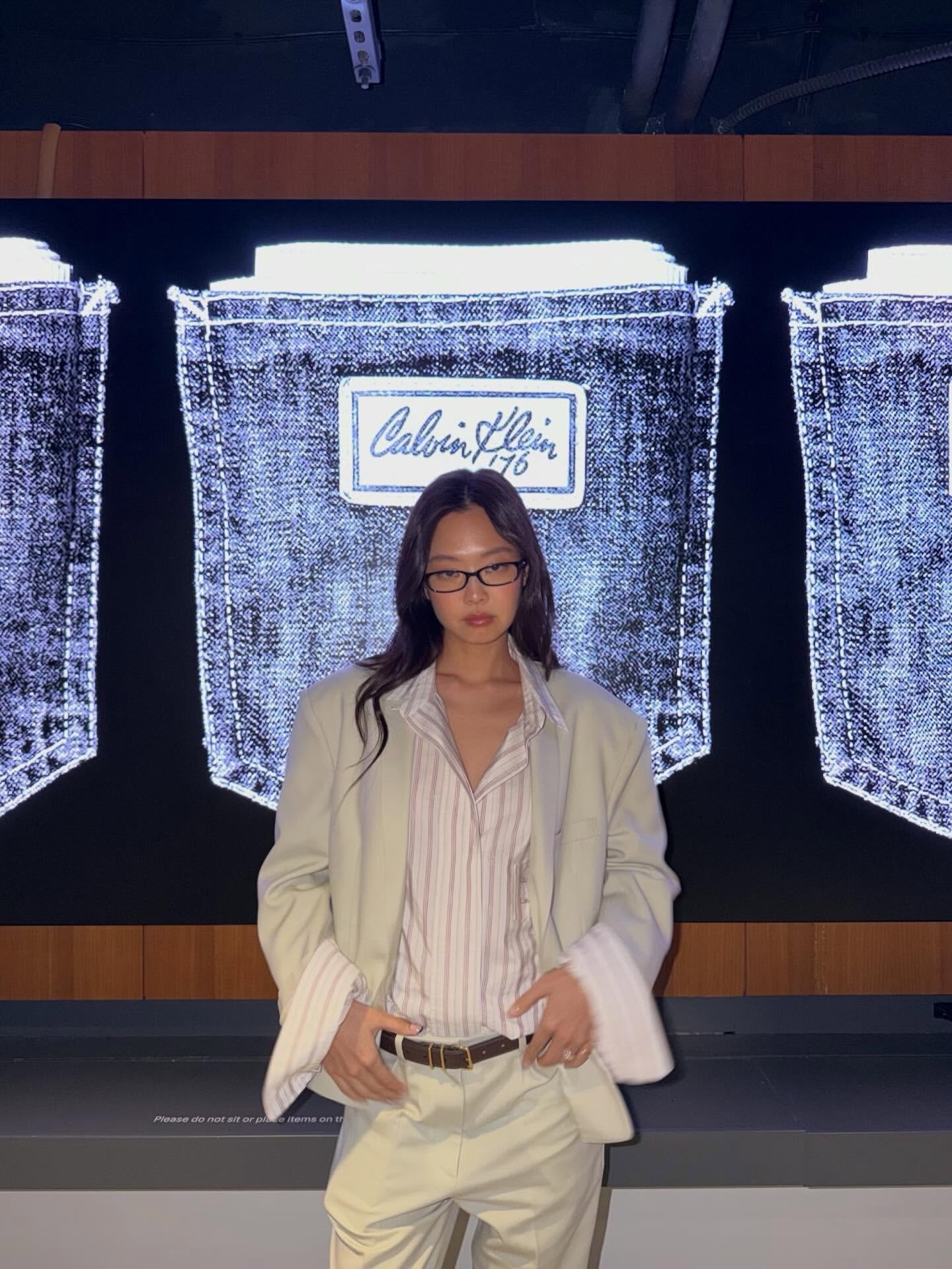 제니, 캘빈클라인 쇼에서 선보인 미니멀 슈트 룩 — Look 2