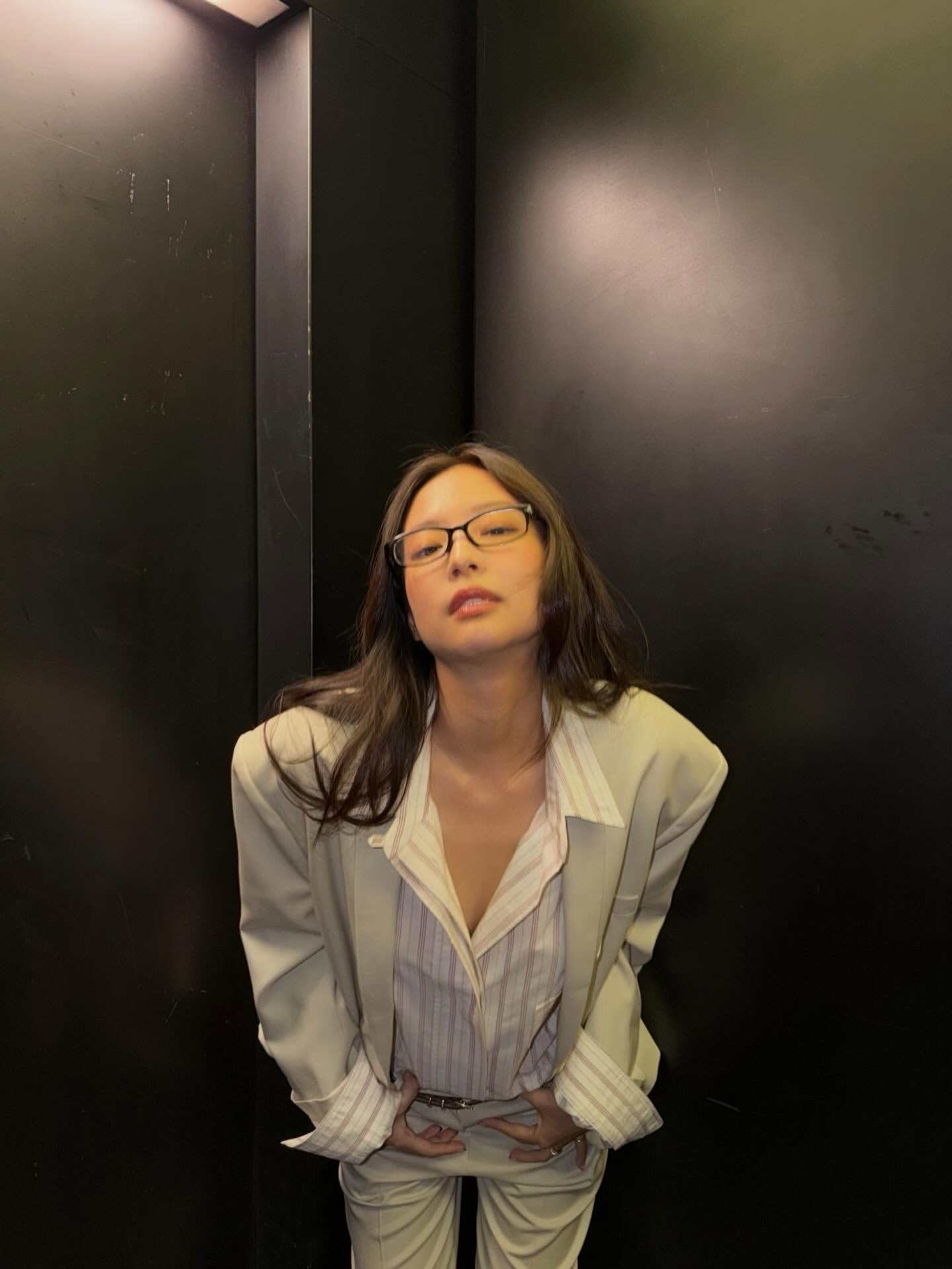 제니, 캘빈클라인 쇼에서 선보인 미니멀 슈트 룩 — Look 4