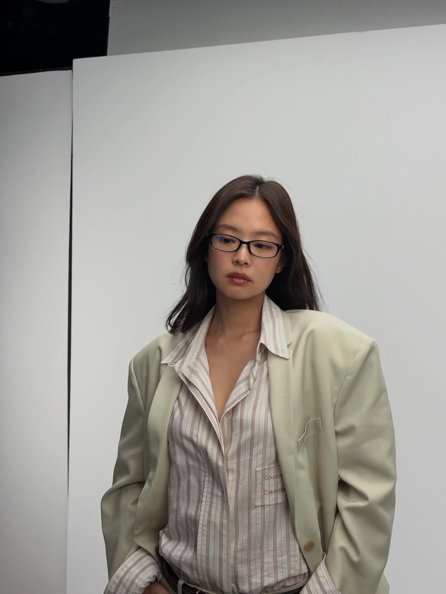 제니, 캘빈클라인 쇼에서 선보인 미니멀 슈트 룩 — Look 5