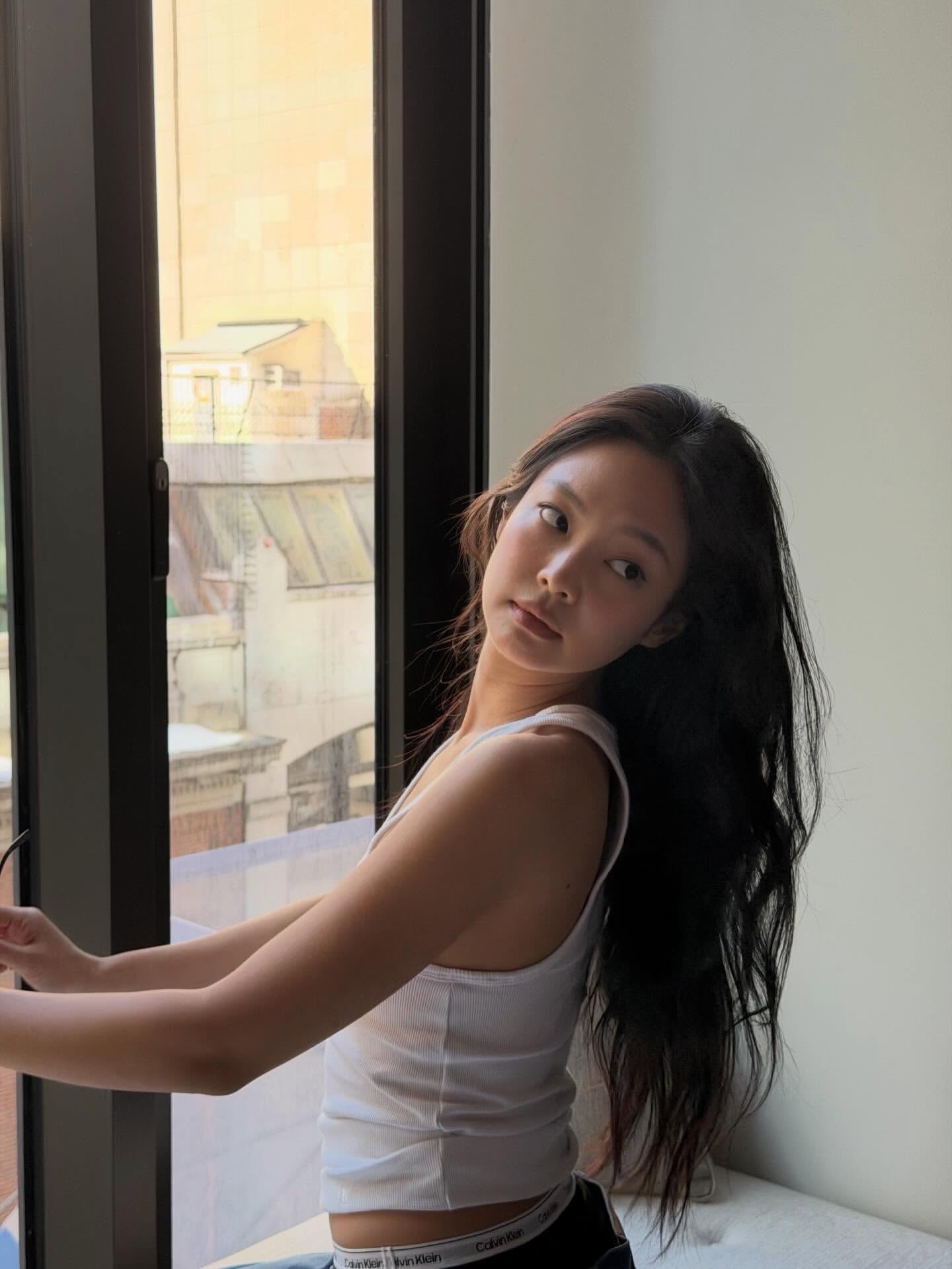 제니, 캘빈클라인 쇼에서 선보인 미니멀 슈트 룩 — Look 9