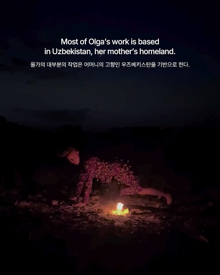 징글벨로 뒤덮인 옷을 입고 춤추는 퍼포먼스 — olga shurygina, Look 4