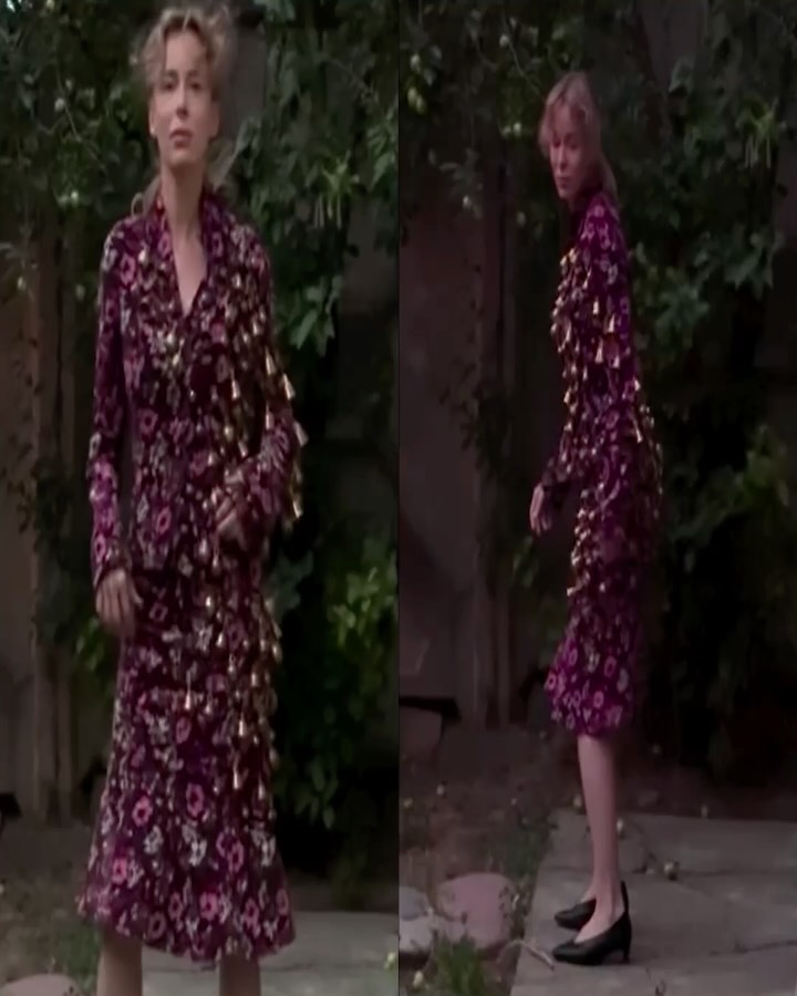 징글벨로 뒤덮인 옷을 입고 춤추는 퍼포먼스 — olga shurygina, Look 6