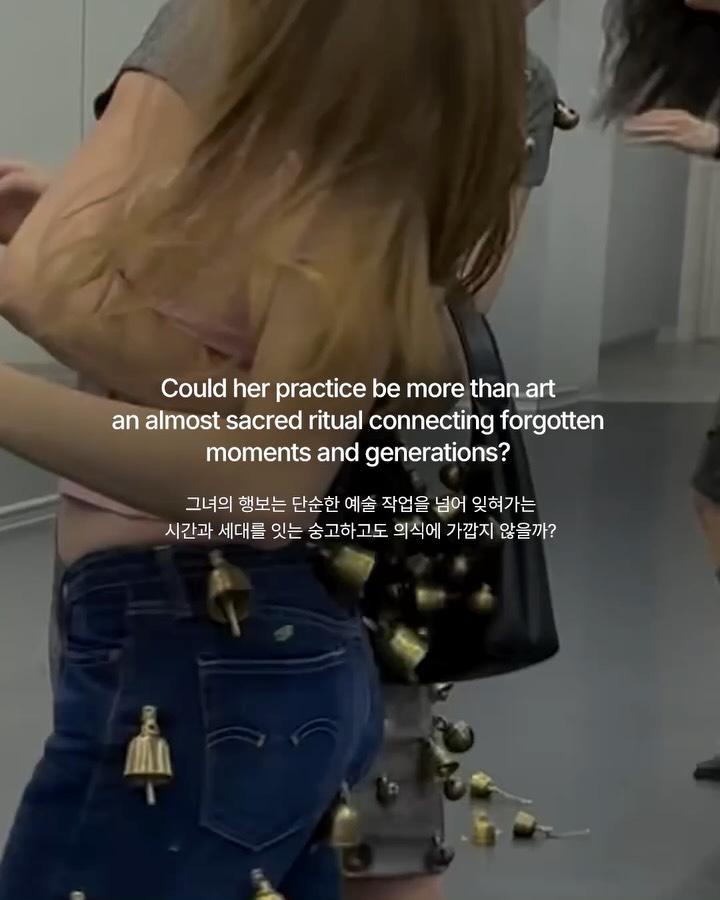 징글벨로 뒤덮인 옷을 입고 춤추는 퍼포먼스 — olga shurygina, Look 7