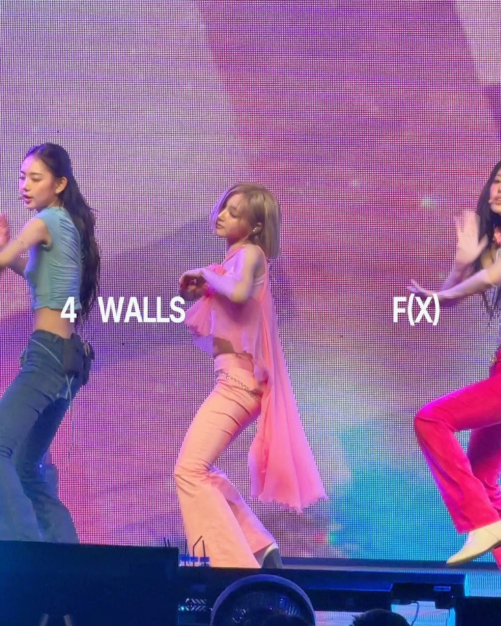 키키의 첫 팬콘 'KiiiKiii FesTiiival' 현장 스케치 — Look 7