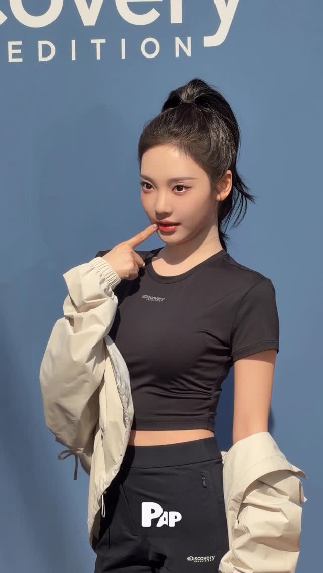 닝닝, 디스커버리 익스페디션 SS26 행사서 스포티 시크 완성 — Cover