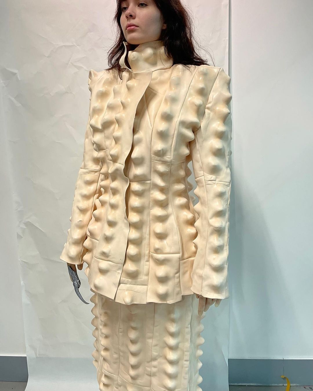 Qianhan Liu, 자연과 혁신을 융합한 다섯 가지 아방가르드 수트 — Look 7