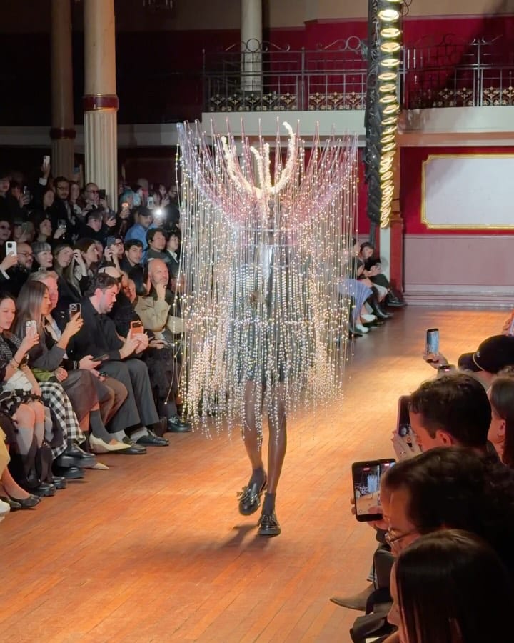 느와 케이 니노미야가 꽃을 물고 카드를 입은 방법 — noir kei ninomiya, Look 3