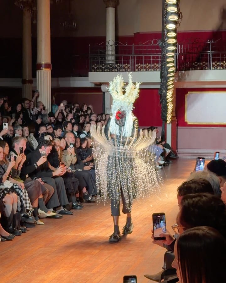 느와 케이 니노미야가 꽃을 물고 카드를 입은 방법 — noir kei ninomiya, Look 4