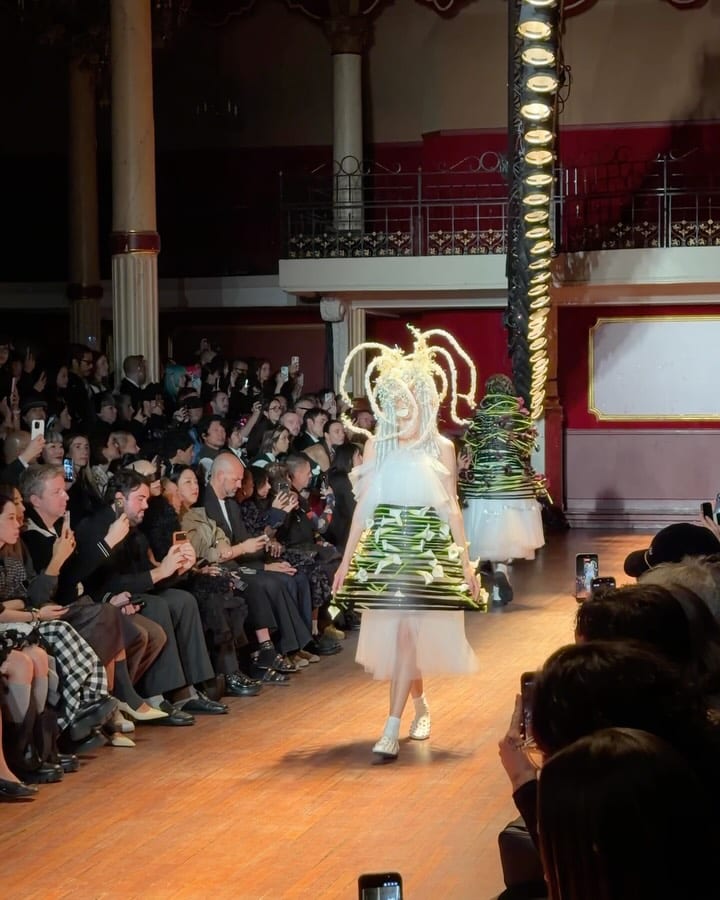 느와 케이 니노미야가 꽃을 물고 카드를 입은 방법 — noir kei ninomiya, Look 6