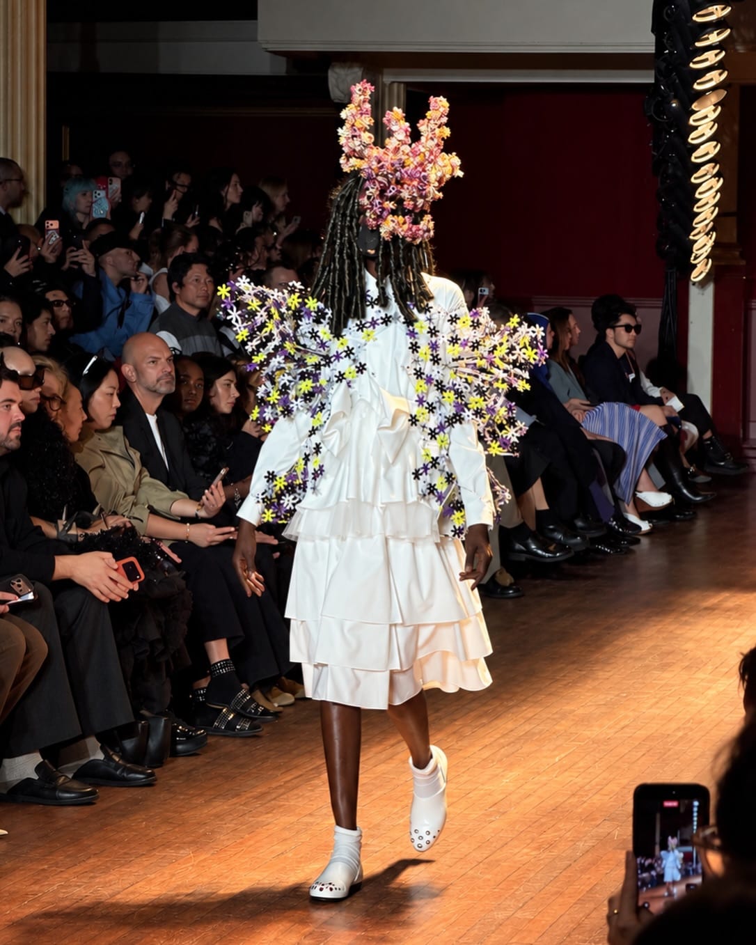 느와 케이 니노미야가 꽃을 물고 카드를 입은 방법 — noir kei ninomiya, Look 9