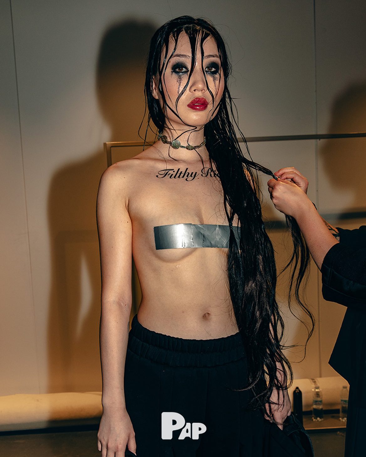 AVAVAV SS24, 밀란 백스테이지의 반항적 에너지 — Look 3