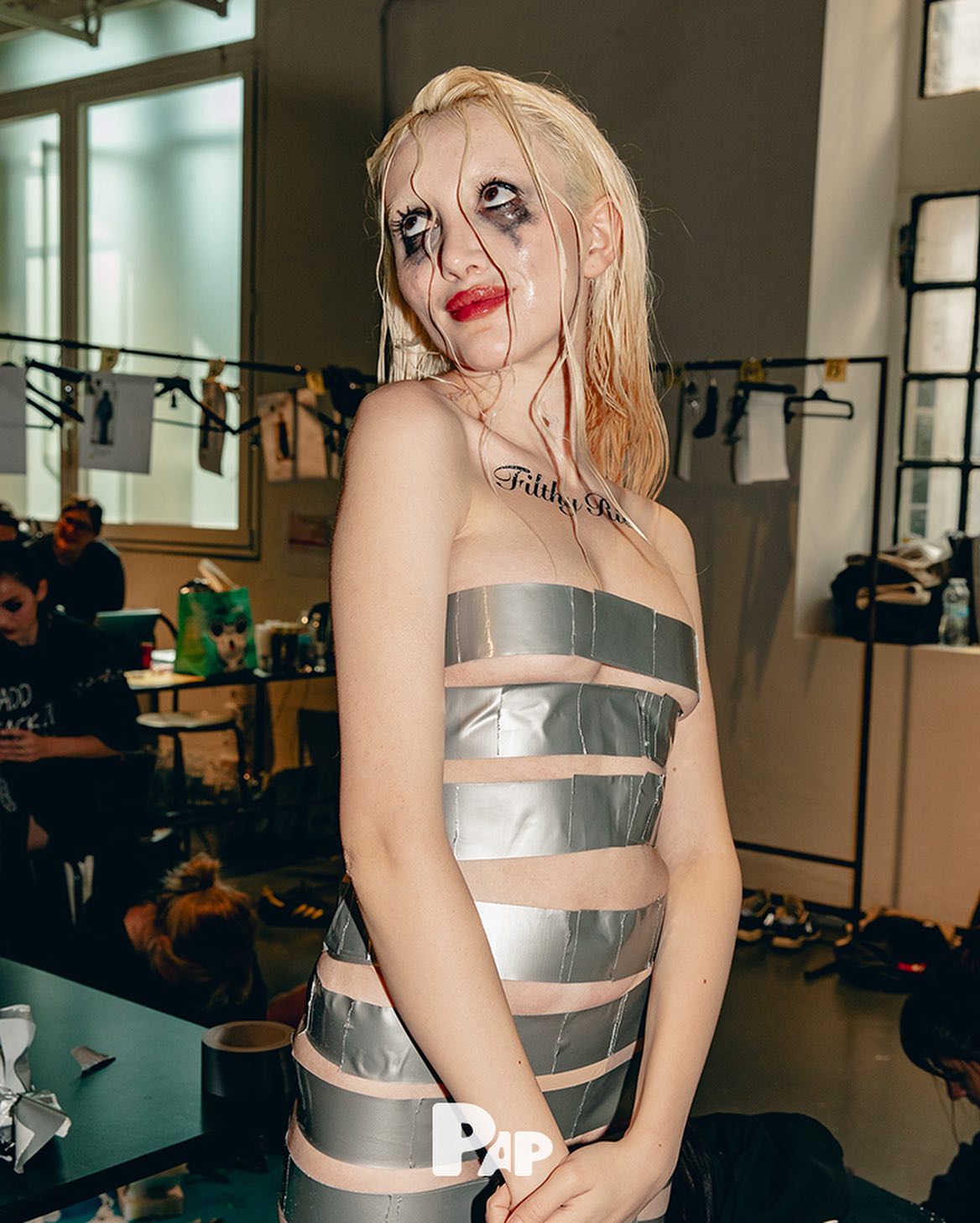 AVAVAV SS24, 밀란 백스테이지의 반항적 에너지 — Look 5