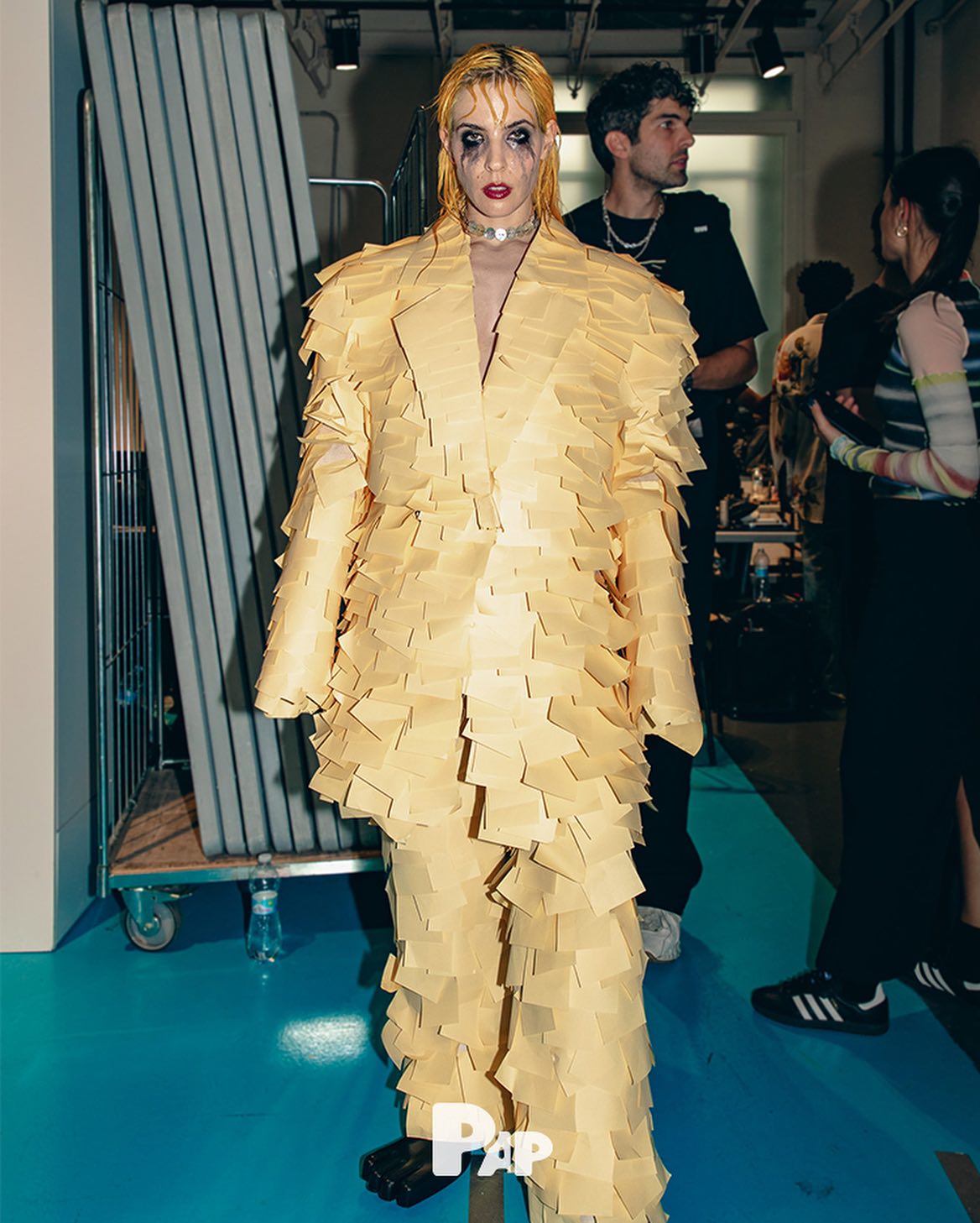 AVAVAV SS24, 밀란 백스테이지의 반항적 에너지 — Look 6